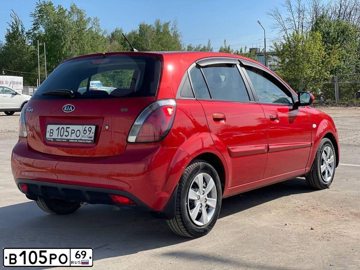 Фото автомобиля KIA RIO, 2009 — госномер Е122ХР76. Цвет: Красный