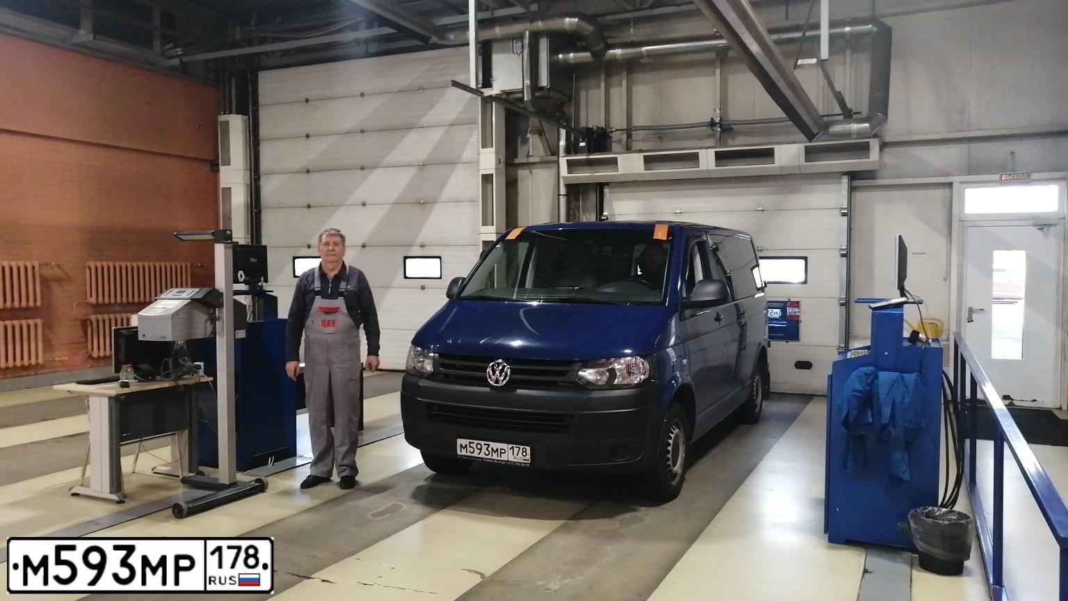 Фото автомобиля VOLKSWAGEN CARAVELLE, 2014 — госномер М593МР178. Цвет: ТЕМНО-СИНИЙ