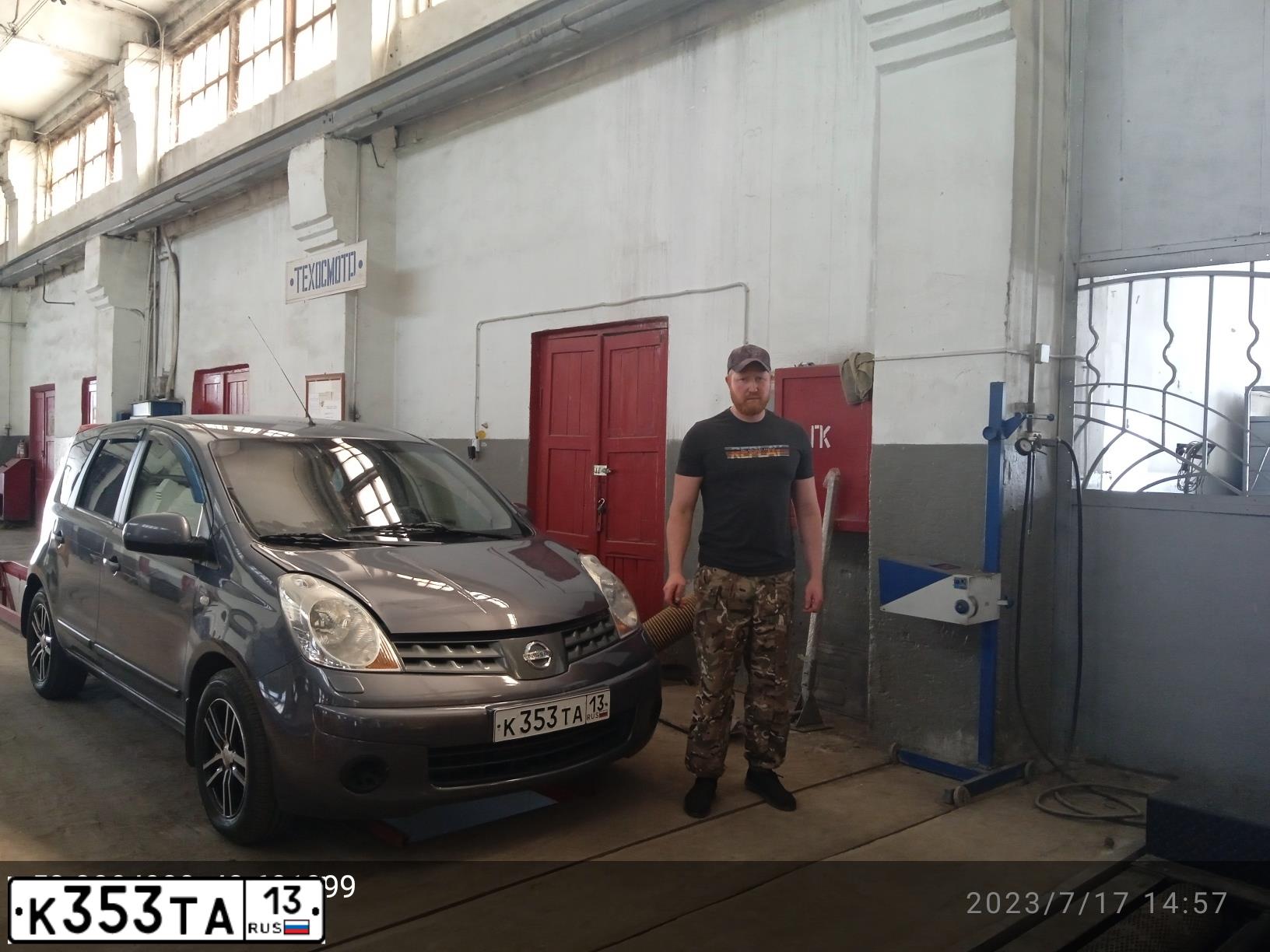 Фото автомобиля NISSAN NOTE, 2007 — госномер К353ТА13. Цвет: СЕРЫЙ