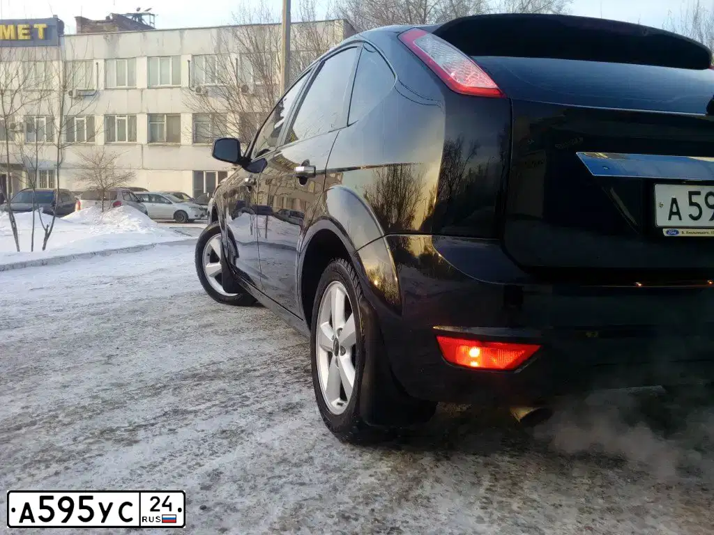 Фото автомобиля FORD FOCUS, 2008 — госномер А595УС24. Цвет: ЧЕРНЫЙ