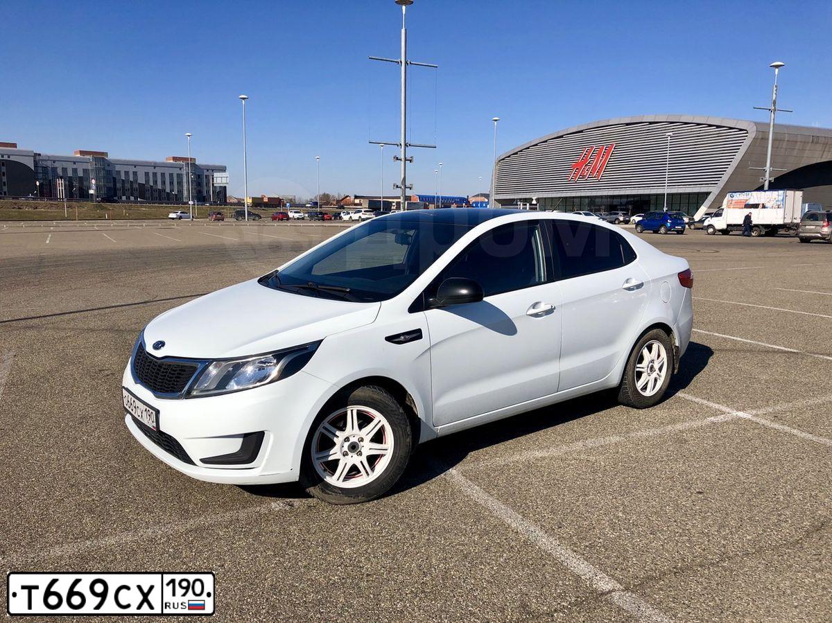 Фото автомобиля RENAULT SANDERO, 2012 — госномер Т669СХ190. Цвет: ЧЕРНЫЙ