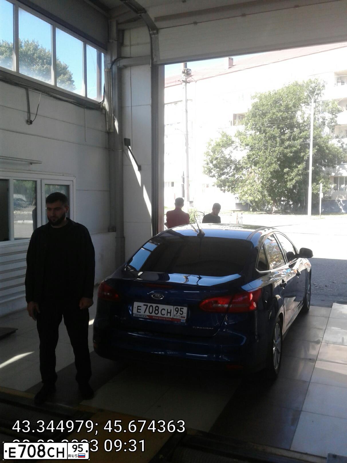 Фото автомобиля FORD FOCUS, 2017 — госномер Е708СН95. Цвет: синий