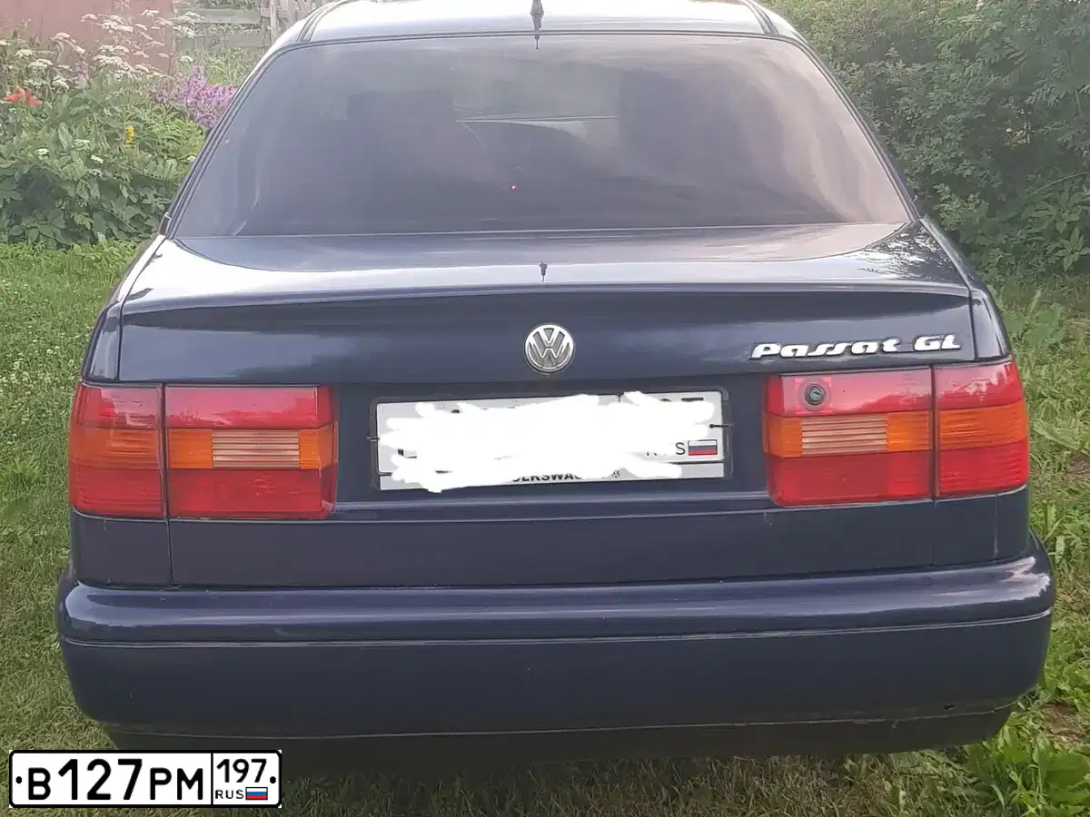 Фото автомобиля VOLKSWAGEN PASSAT, 1994 — госномер О243РС76. Цвет: синий