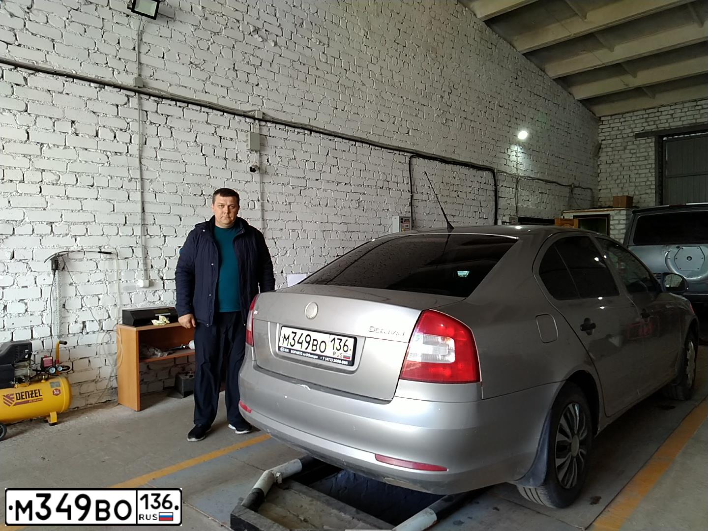 Фото автомобиля SKODA OCTAVIA, 2010 — госномер М349ВО136. Цвет: Серый