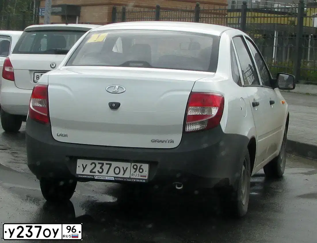 Фото автомобиля LADA 2190 GRANTA, 2012 — госномер М447ХО196. Цвет: Белый
