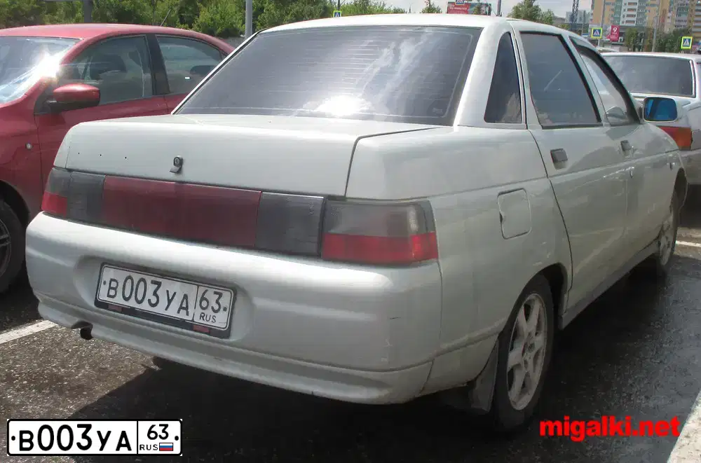 Фото автомобиля LADA 2110, 2001 — госномер В003УА63. Цвет: СЕРЕБРИСТО-ЖЕЛТО-ЗЕЛЕНЫЙ