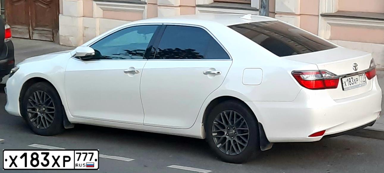 Фото автомобиля TOYOTA CAMRY, 2017 — госномер Х183ХР777. Цвет: БЕЛЫЙ ПЕРЛАМУТР