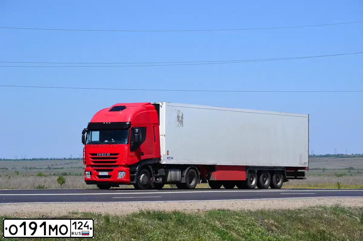 Фото автомобиля IVECO STRALIS, 2012 — госномер С065ЕЕ774. Цвет: Красный