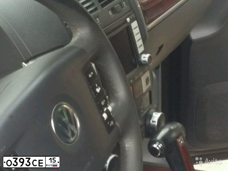 Фото автомобиля VOLKSWAGEN TOUAREG, 2004 — госномер В915РУ82. Цвет: Серебристый