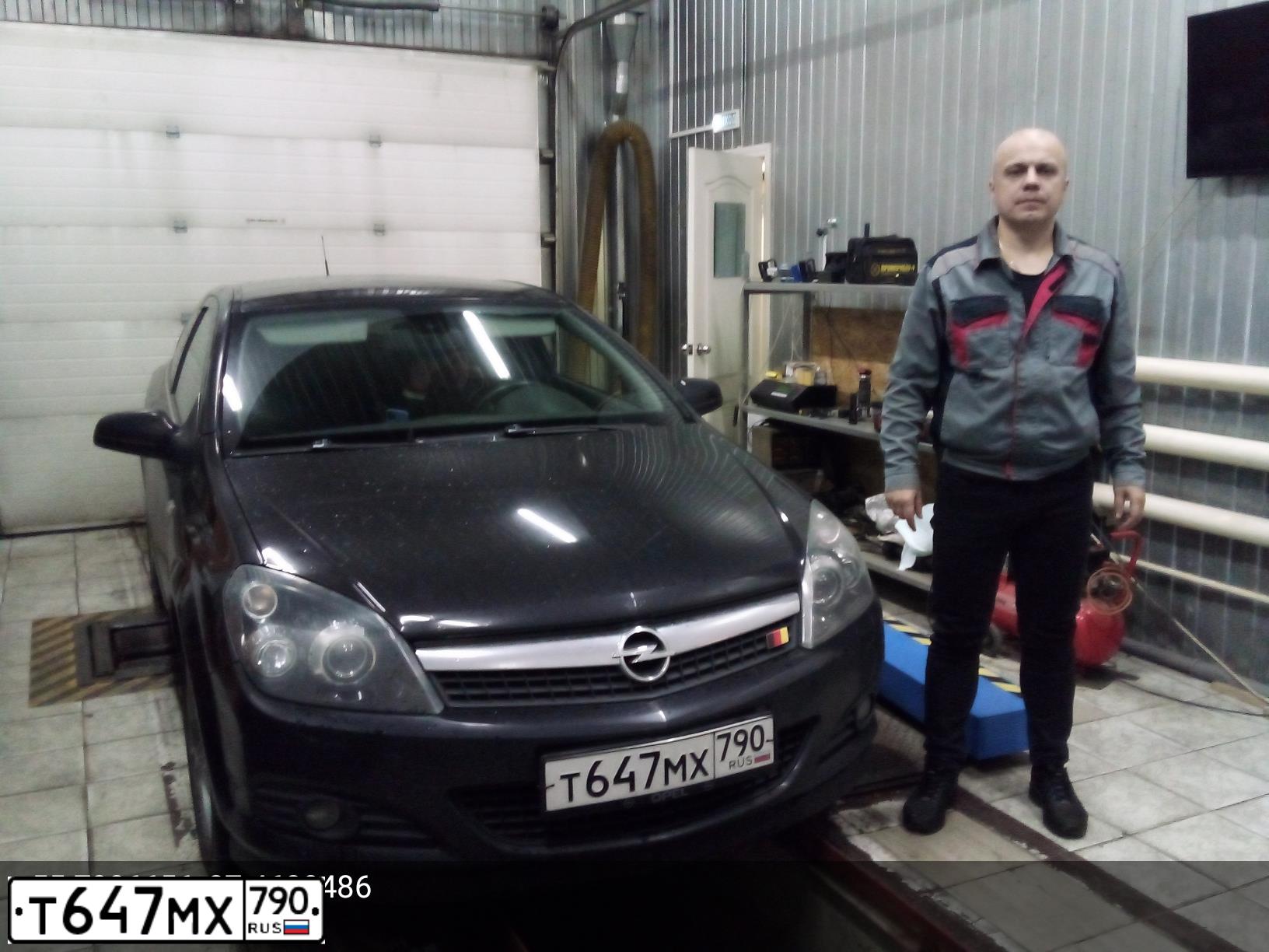 Фото автомобиля OPEL ASTRA, 2008 — госномер Т647МХ790. Цвет: ЧЕРНЫЙ