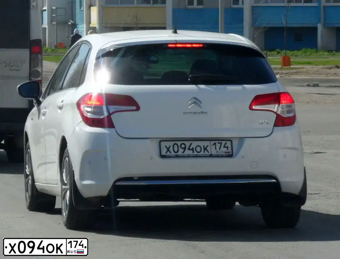 Фото автомобиля CITROEN C4, 2011 — госномер Х405УО174. Цвет: Белый