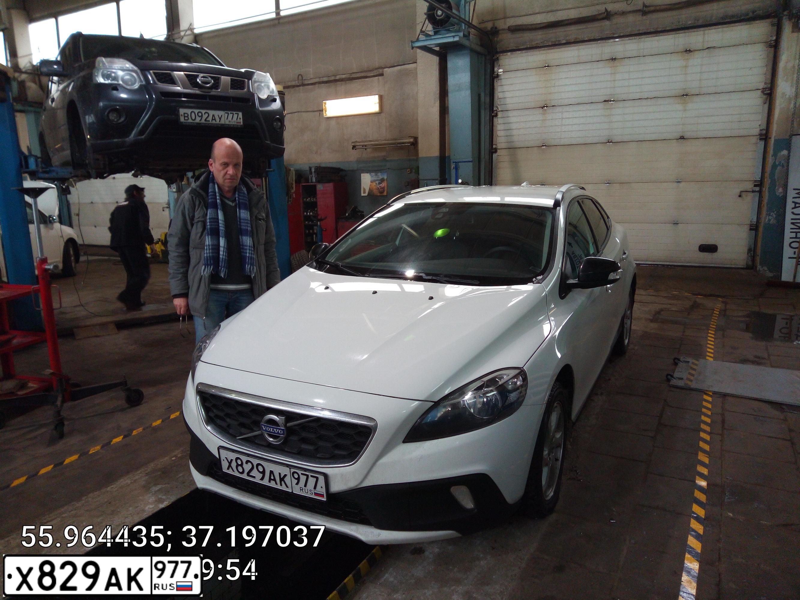 Фото автомобиля VOLVO V40, 2013 — госномер Р038ЕЕ181. Цвет: Белый