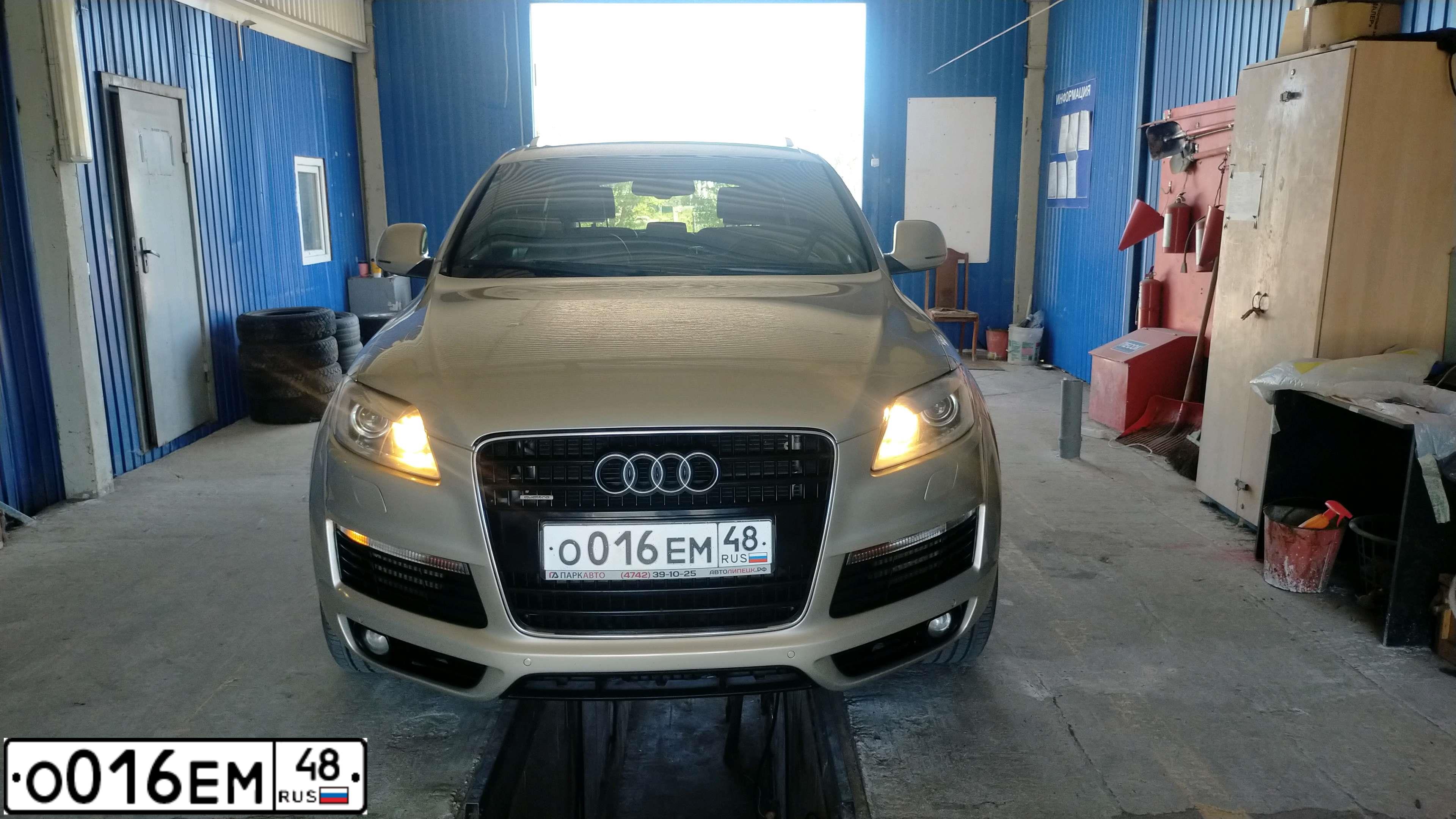 Фото автомобиля AUDI Q7, 2008 — госномер О016ЕМ48. Цвет: БЕЖЕВЫЙ