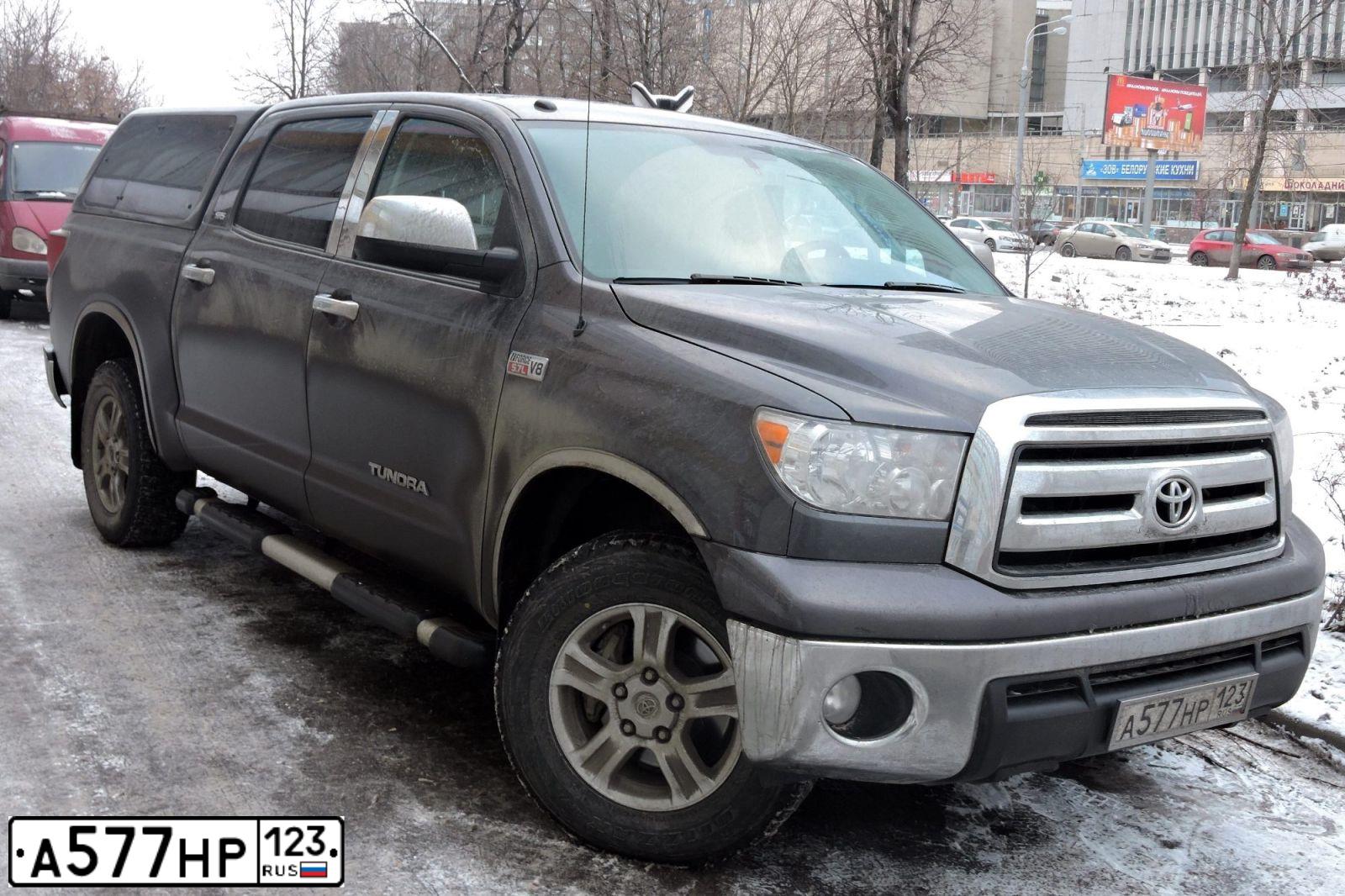 Фото автомобиля TOYOTA TUNDRA, 2012 — госномер В525МО41. Цвет: Серый