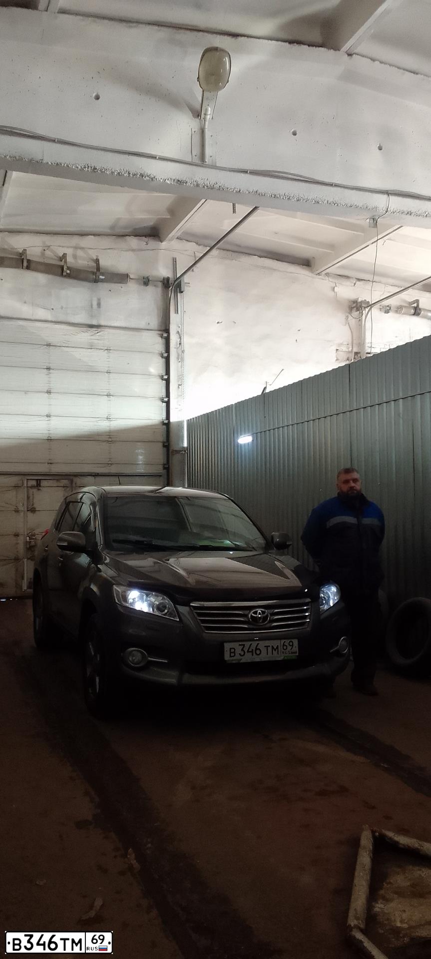 Фото автомобиля TOYOTA RAV4, 2012 — госномер Н002ЕН178. Цвет: бронзовый