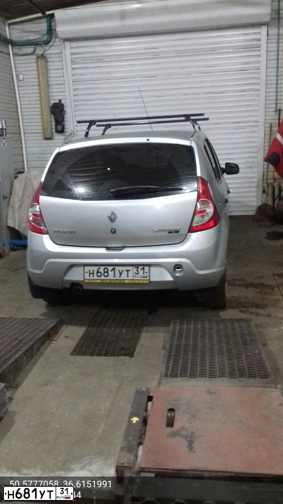 Фото автомобиля RENAULT SANDERO, 2014 — госномер Х252РМ31. Цвет: СВЕТЛО-СЕРЫЙ