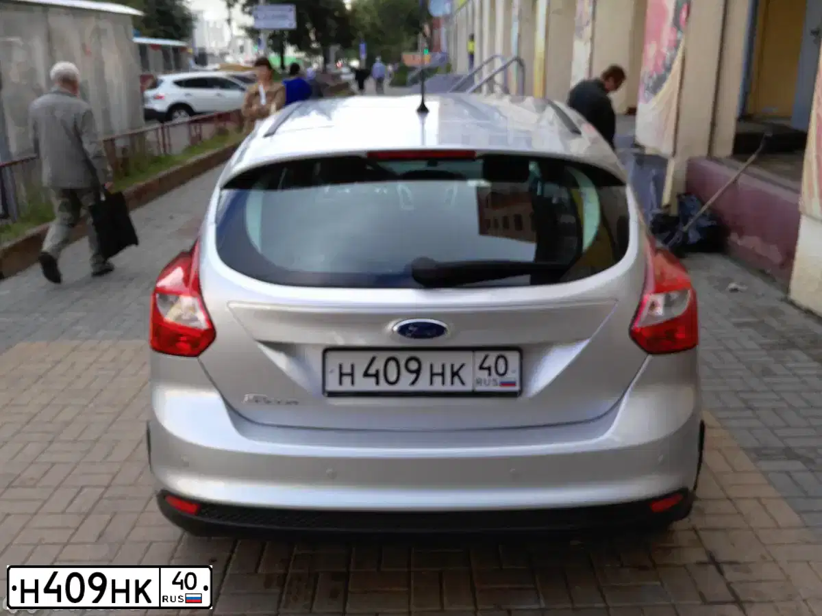 Фото автомобиля FORD FOCUS, 2012 — госномер Н409НК40. Цвет: СЕРЕБРИСТЫЙ