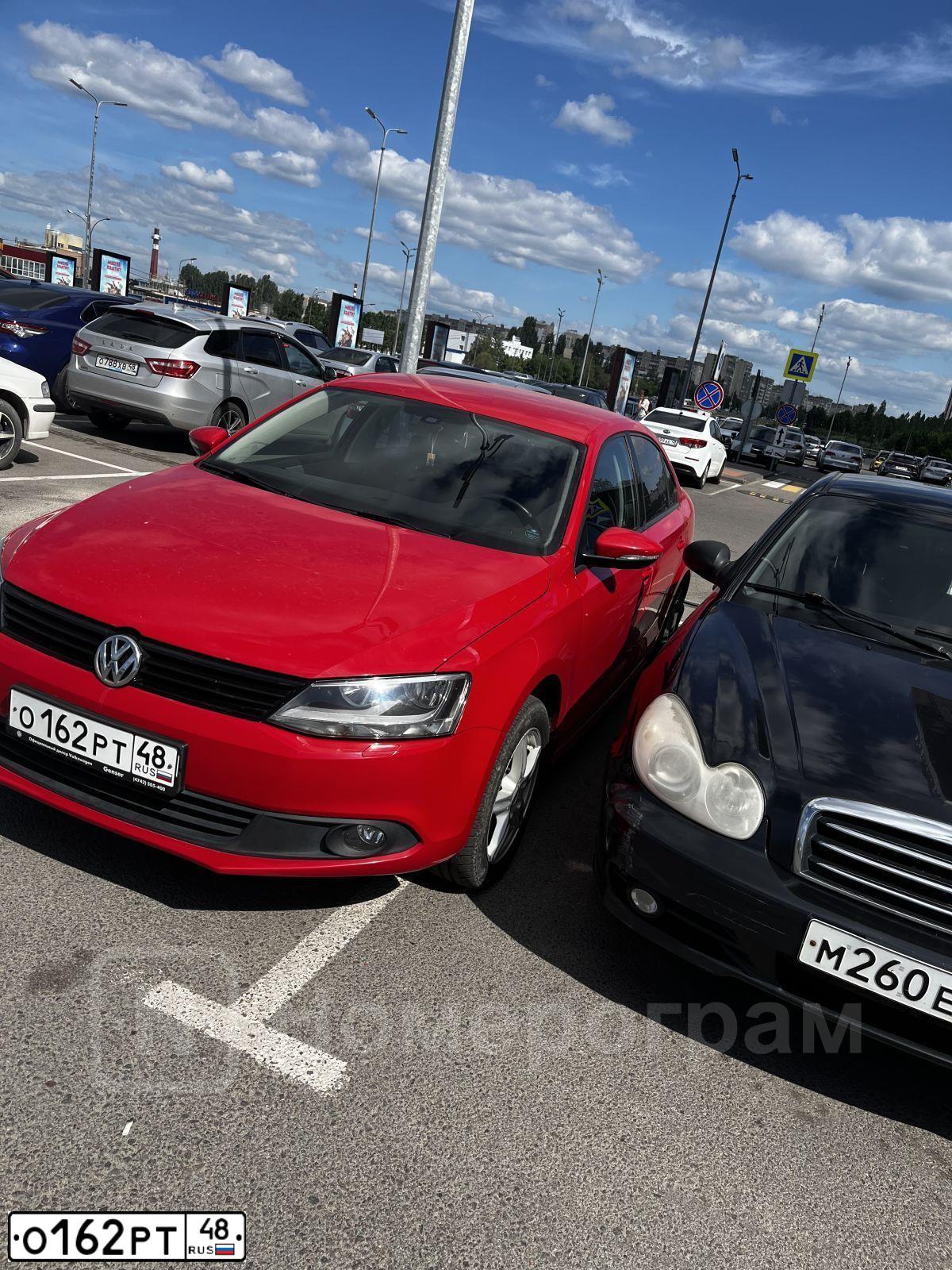Фото автомобиля VOLKSWAGEN JETTA, 2012 — госномер М232АТ48. Цвет: Красный