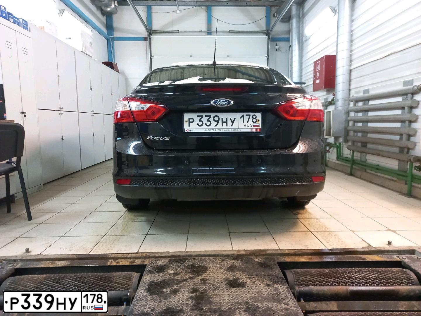 Фото автомобиля FORD FOCUS, 2013 — госномер М402МТ790. Цвет: ЧЕРНЫЙ