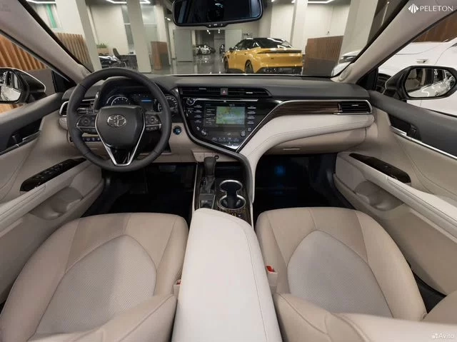 Фото автомобиля TOYOTA CAMRY, 2019 — госномер С807КР77. Цвет: БЕЛЫЙ ПЕРЛАМУТР