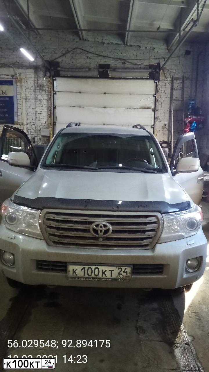 Фото автомобиля TOYOTA LANDCRUISER, 2011 — госномер К100КТ24. Цвет: Белый