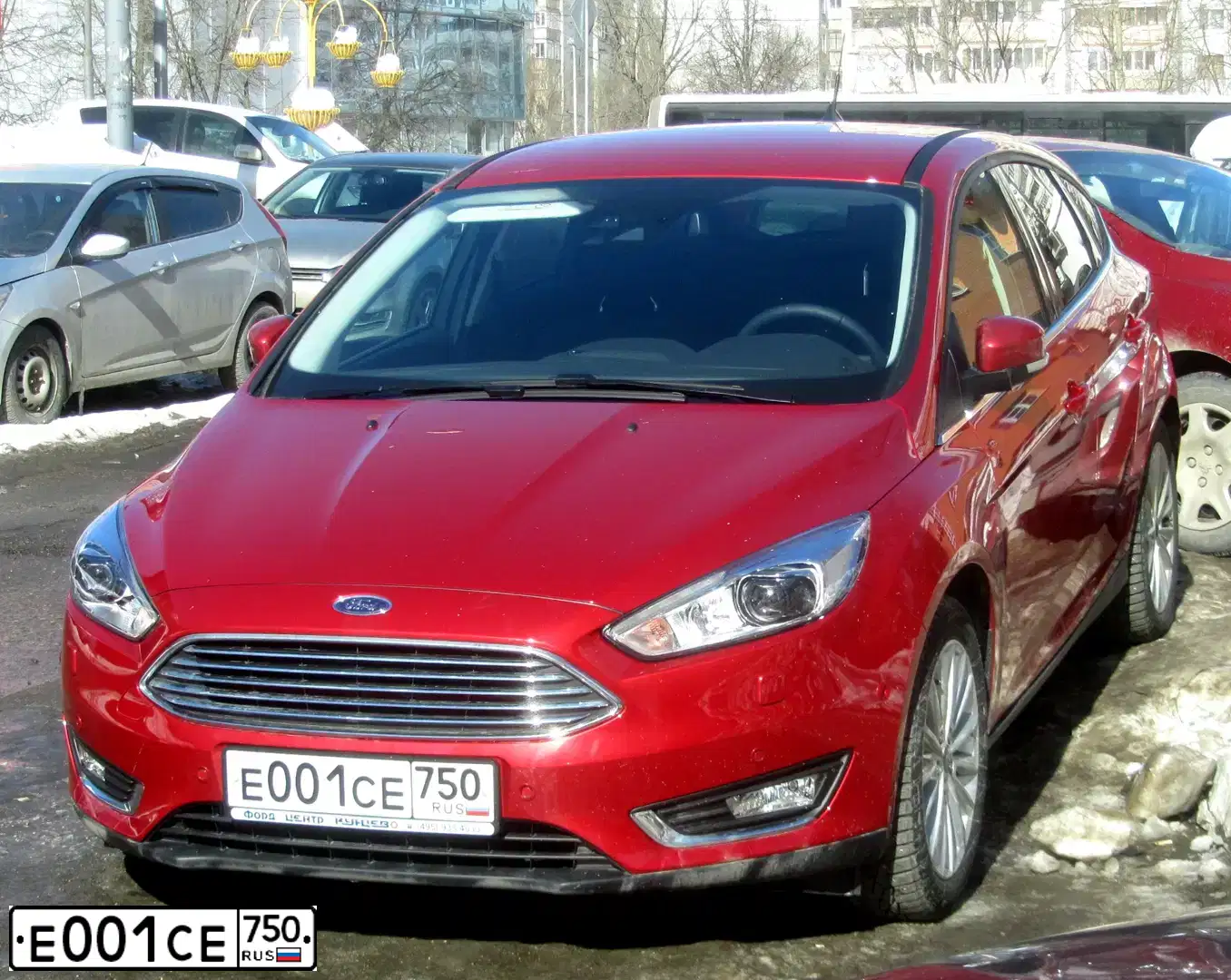 Фото автомобиля FORD FOCUS, 2017 — госномер Е001СЕ750. Цвет: Красный