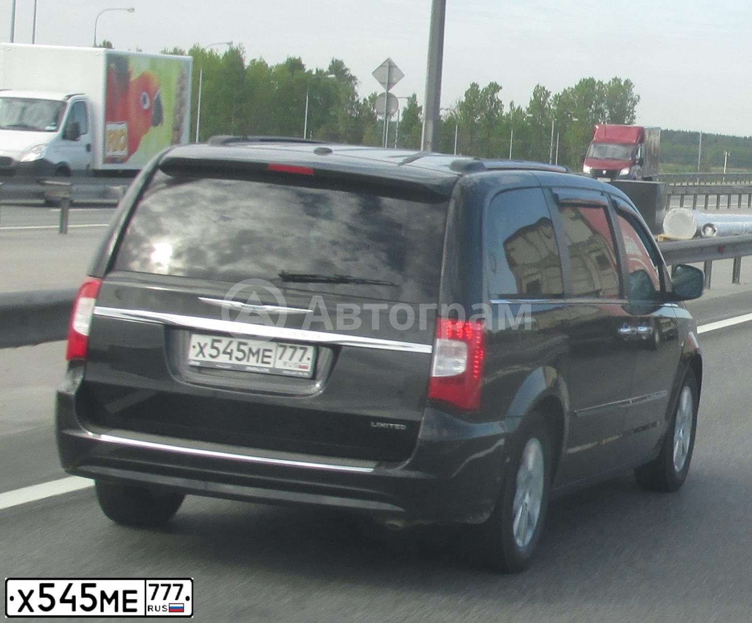Фото автомобиля CHRYSLER GRAND VOYAGER, 2014 — госномер Х545МЕ777. Цвет: ЧЕРНЫЙ