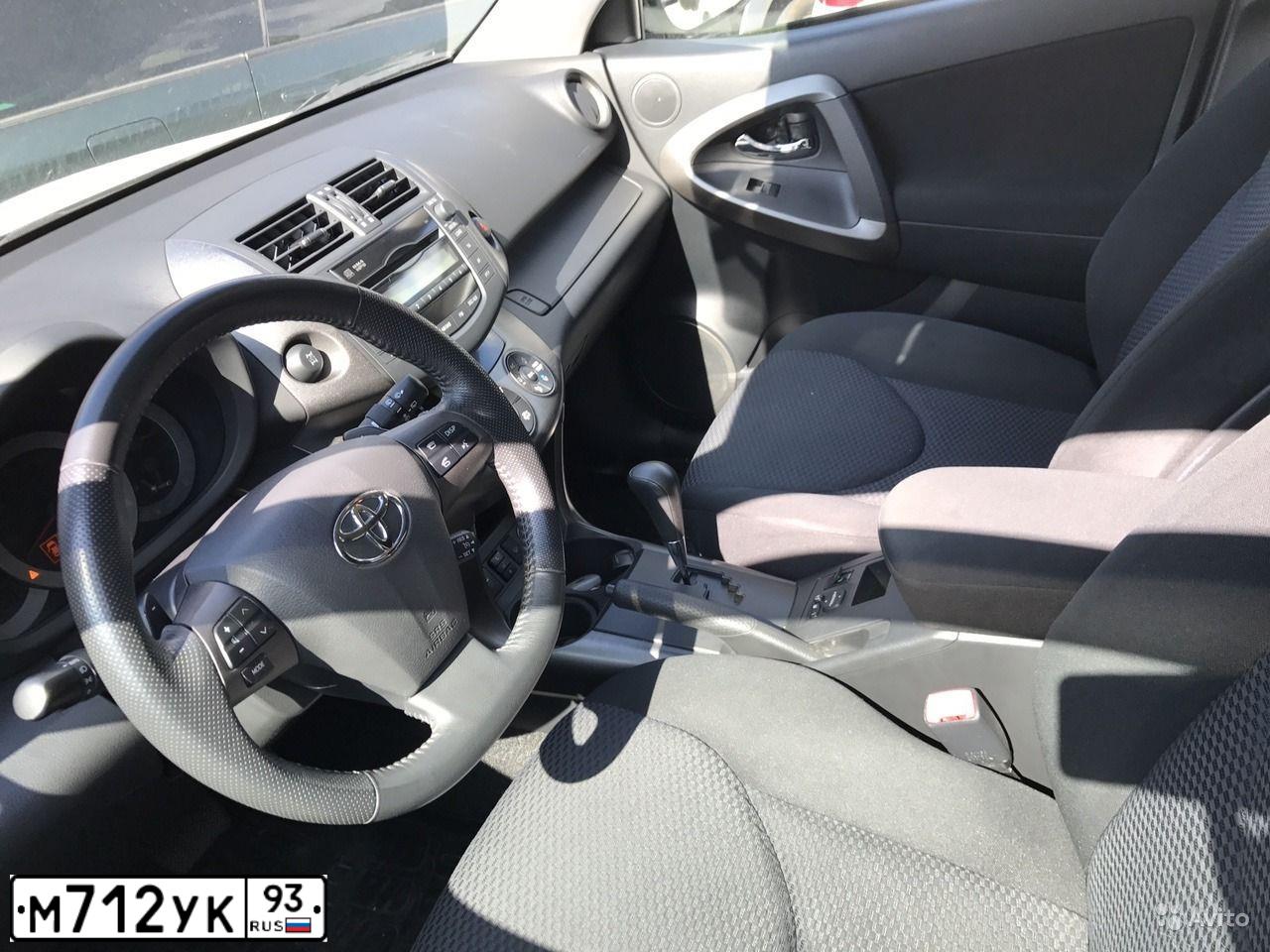 Фото автомобиля TOYOTA RAV4, 2010 — госномер Т467АУ154. Цвет: Белый