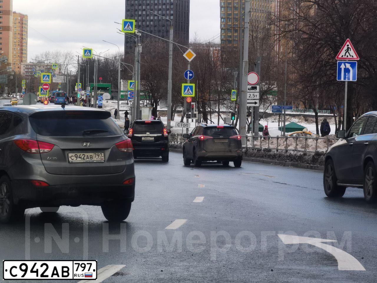 Фото автомобиля HYUNDAI IX35, 2013 — госномер Р978ОХ790. Цвет: СЕРЫЙ