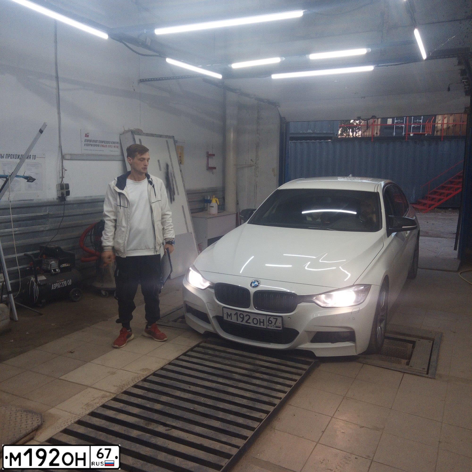 Фото автомобиля BMW SERIE 3, 2015 — госномер М192ОН67. Цвет: Белый