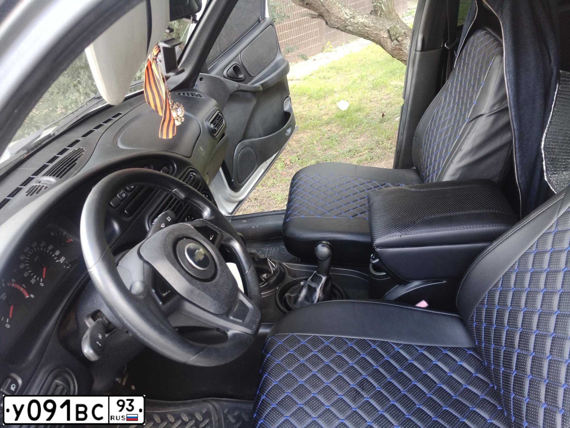 Фото автомобиля CHEVROLET NIVA, 2012 — госномер М319ТВ790. Цвет: Светло-Серебристый металлик