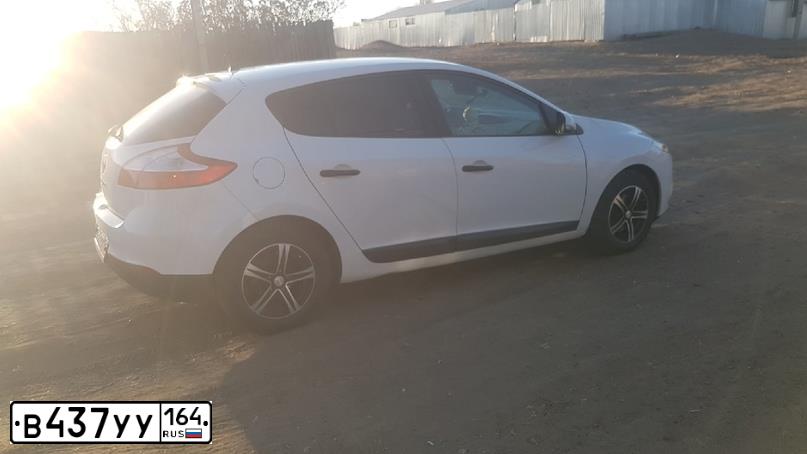 Фото автомобиля RENAULT MEGANE, 2010 — госномер В437УУ164. Цвет: Белый