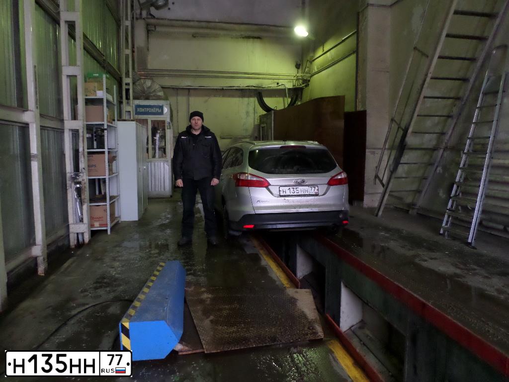 Фото автомобиля FORD FOCUS, 2013 — госномер Н135НН77. Цвет: СЕРЫЙ