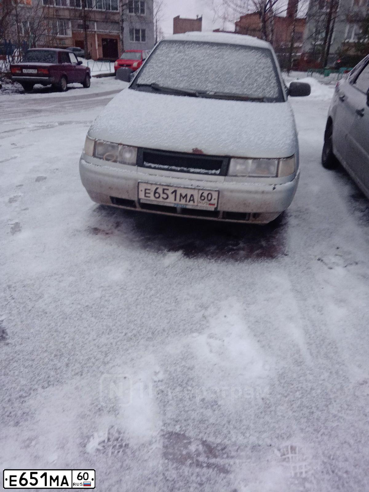 Фото автомобиля LADA 2112, 2008 — госномер У028ВХ60. Цвет: Серебристый