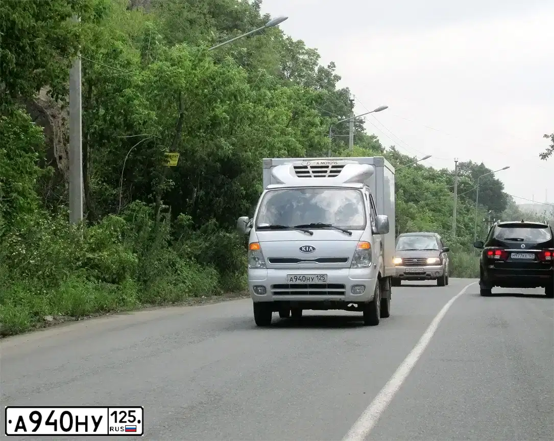 Фото автомобиля KIA BONGO, 2009 — госномер А940НУ125. Цвет: БЕЛЫЙ