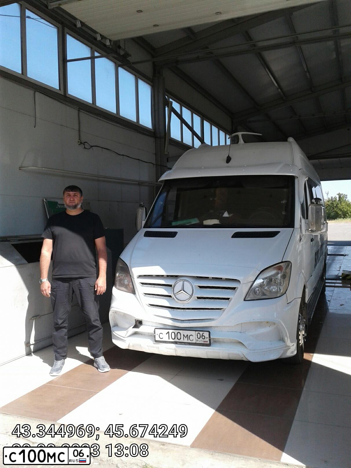 Фото автомобиля MERCEDES SPRINTER, 2009 — госномер С100МС06. Цвет: Белый