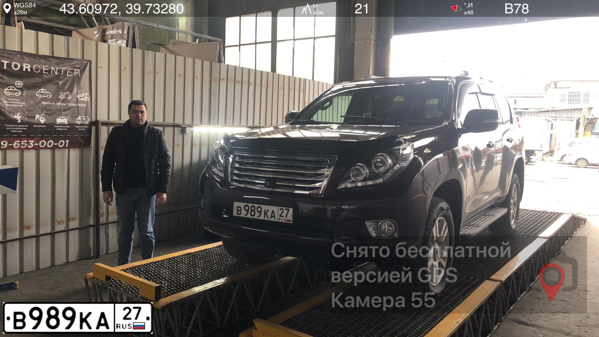 Фото автомобиля TOYOTA LANDCRUISER, 2010 — госномер В989КА27. Цвет: БОРДОВЫЙ
