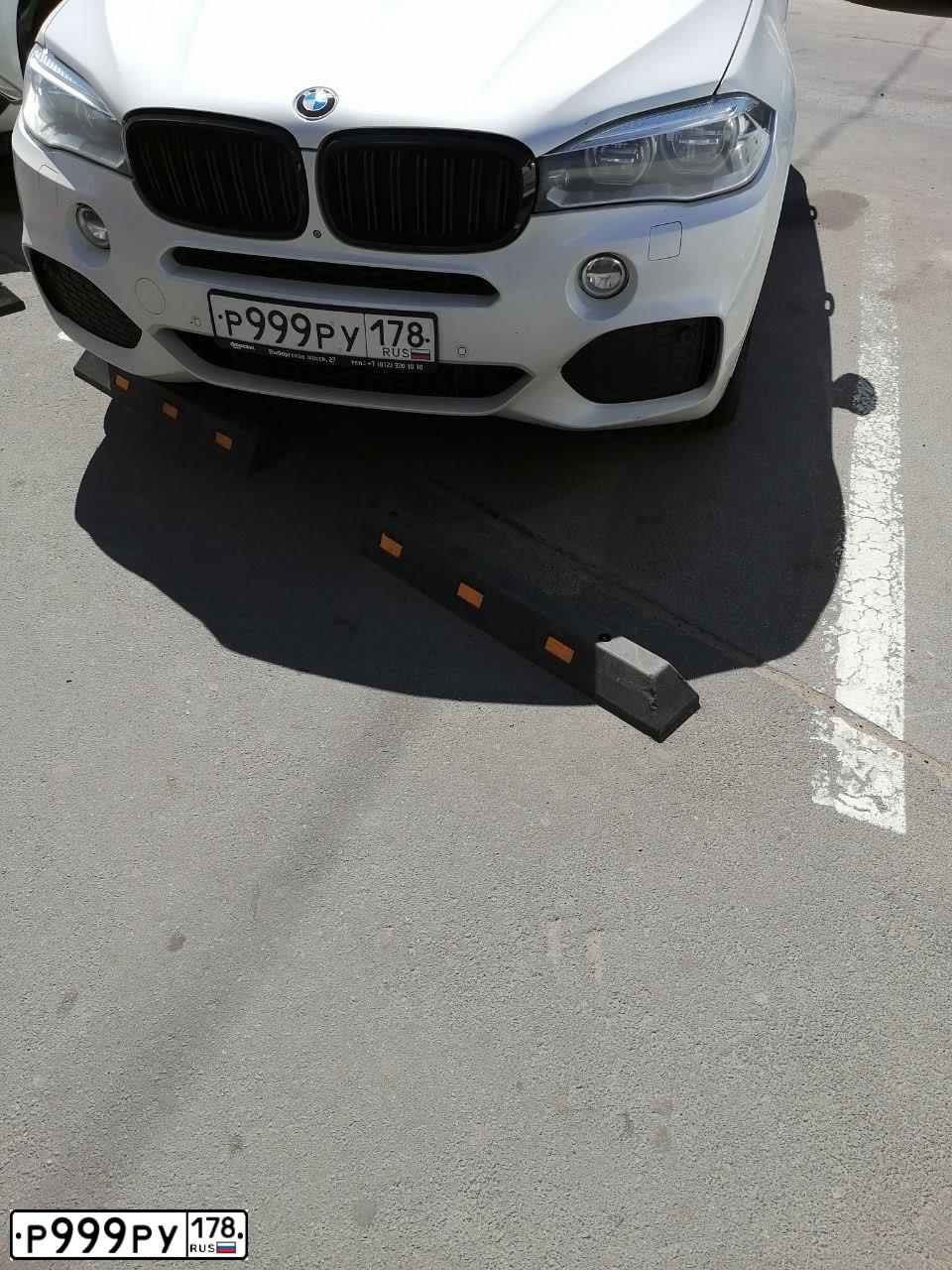 Фото автомобиля BMW X1, 2018 — госномер Р999РУ178. Цвет: ЧЕРНЫЙ