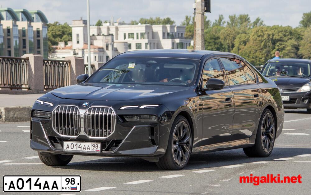 Фото автомобиля MERCEDES V-KLASSE, 2020 — госномер А014АА98. Цвет: ЧЕРНЫЙ