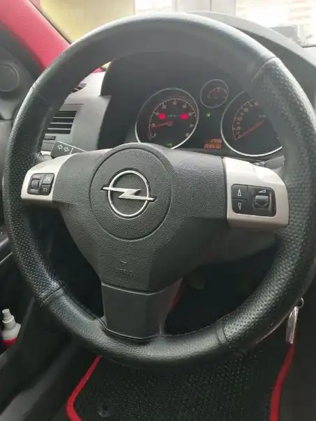 Фото автомобиля OPEL ASTRA, 2008 — госномер М210МН21. Цвет: Красный