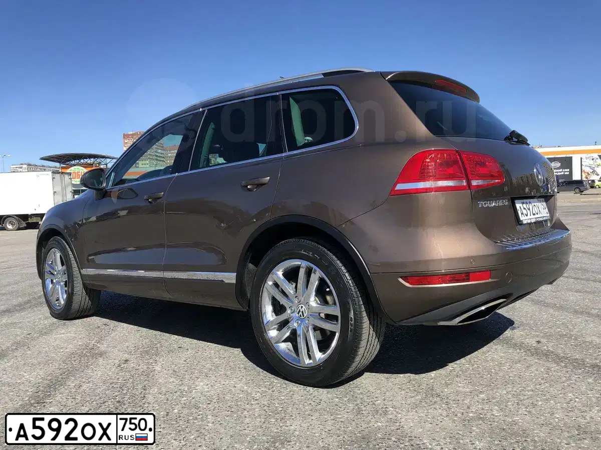 Фото автомобиля VOLKSWAGEN TOUAREG, 2013 — госномер Х228УМ56. Цвет: Коричневый