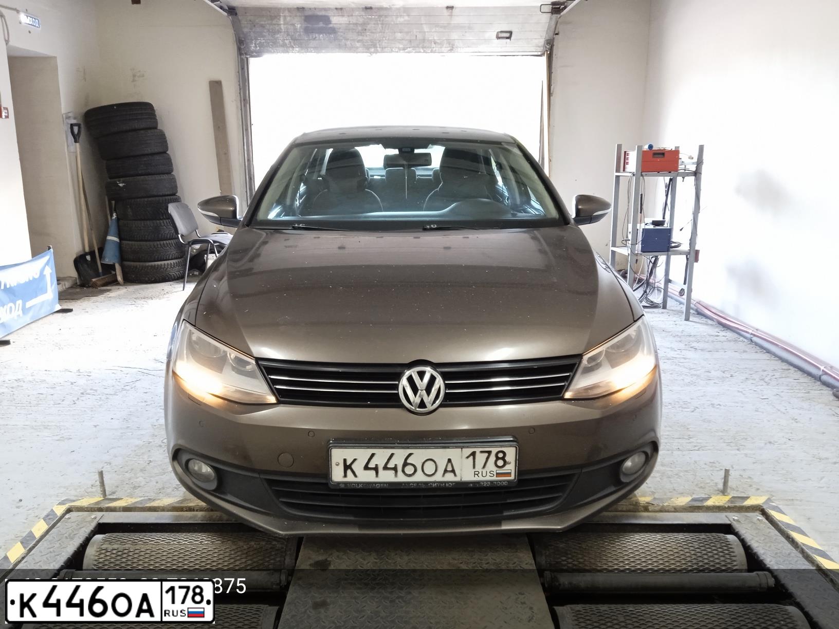 Фото автомобиля VOLKSWAGEN JETTA, 2011 — госномер В808АТ156. Цвет: Коричневый