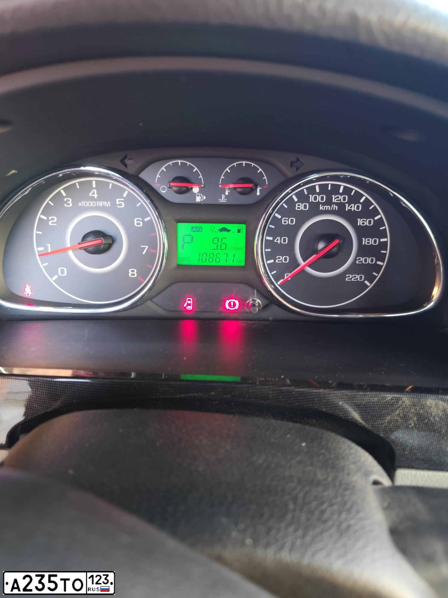 Фото автомобиля DAEWOO GENTRA, 2017 — госномер А235ТО123. Цвет: перламутрово-коричневый