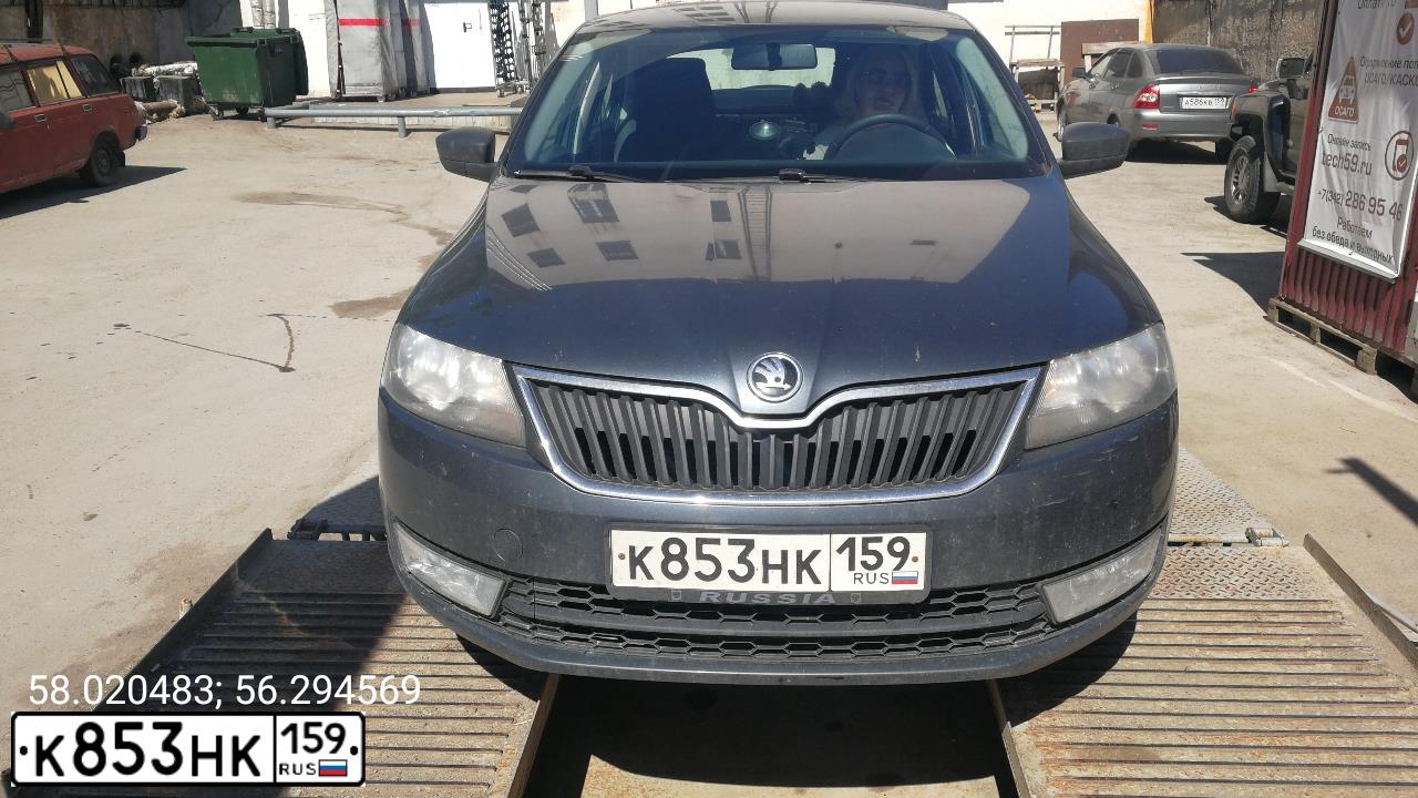 Фото автомобиля SKODA RAPID, 2016 — госномер Р998НС159. Цвет: ТЕМНО-СЕРЫЙ