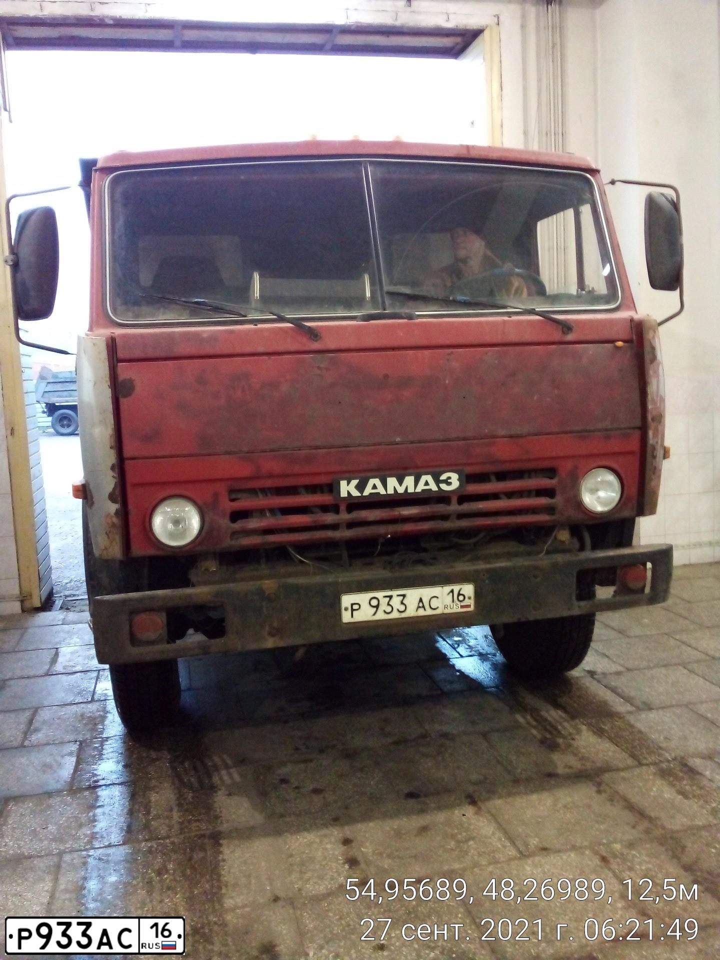 Фото автомобиля KAMAZ 55111 /6X4/, 1994 — госномер Р933АС16. Цвет: Красный