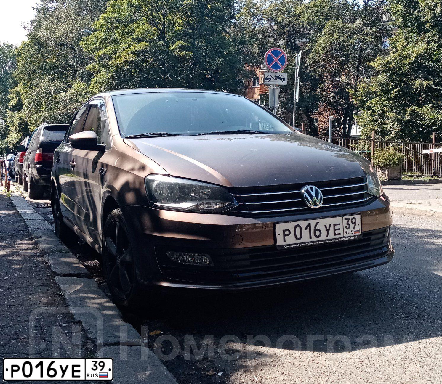 Фото автомобиля VOLKSWAGEN POLO, 2015 — госномер Р016УЕ39. Цвет: КОРИЧНЕВЫЙ