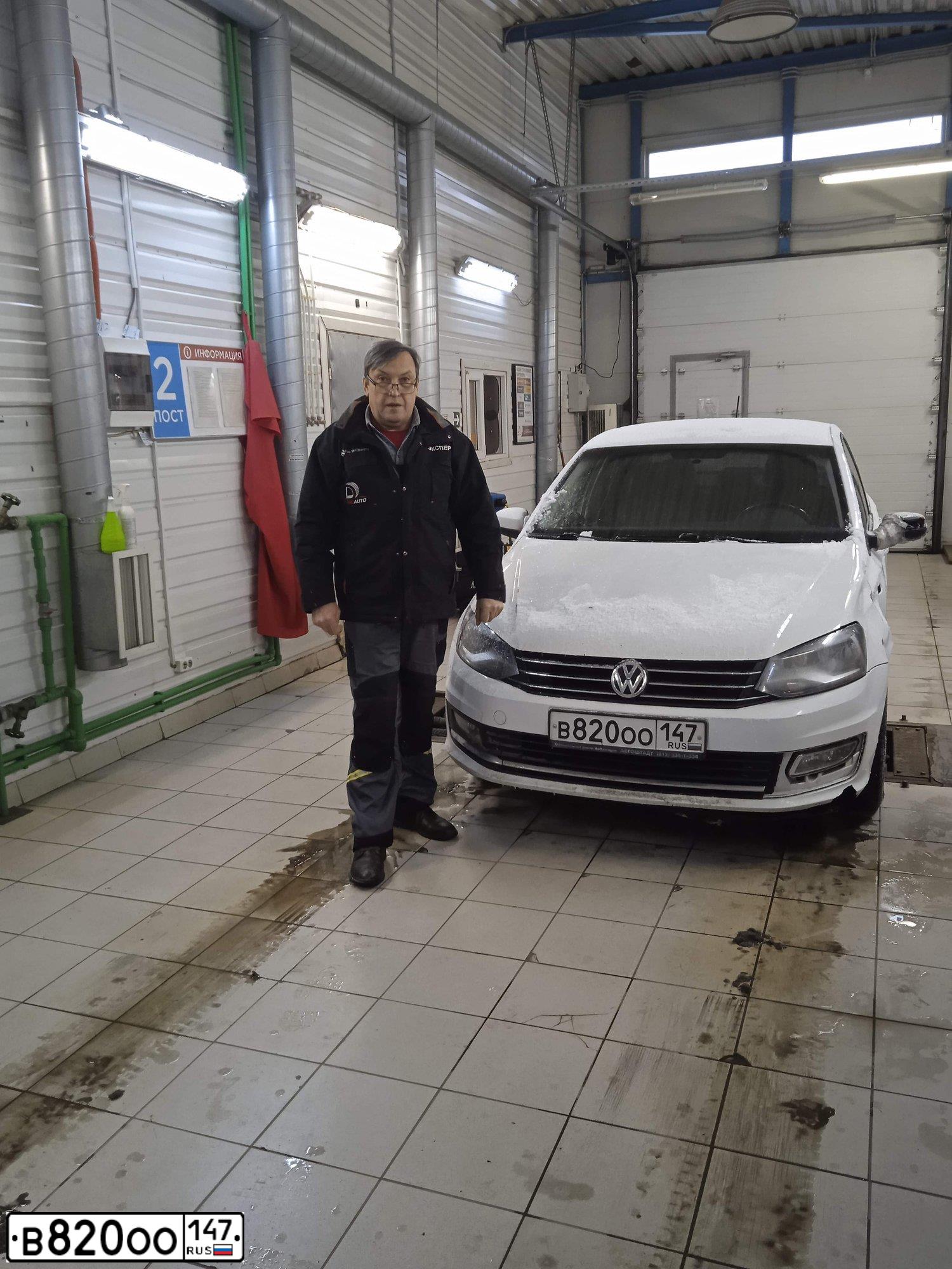 Фото автомобиля VOLKSWAGEN POLO, 2015 — госномер О707КО98. Цвет: Белый