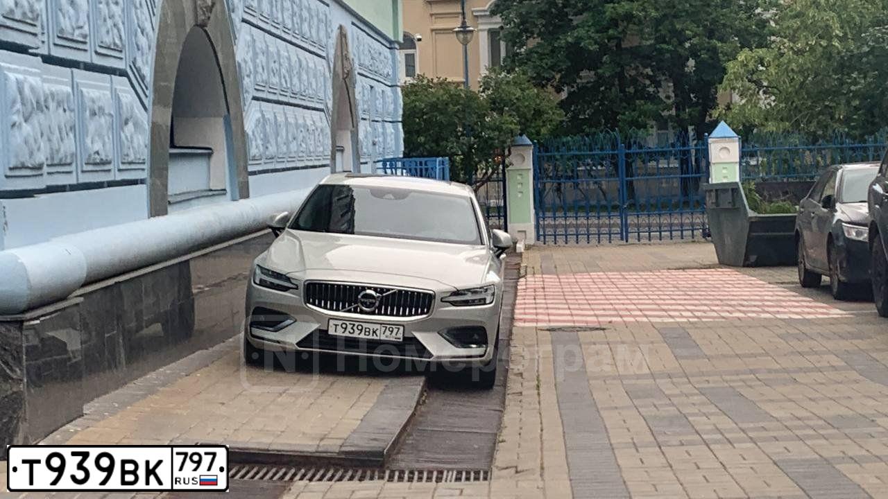 Фото автомобиля VOLVO S60, 2020 — госномер М811СС799. Цвет: СЕРЫЙ