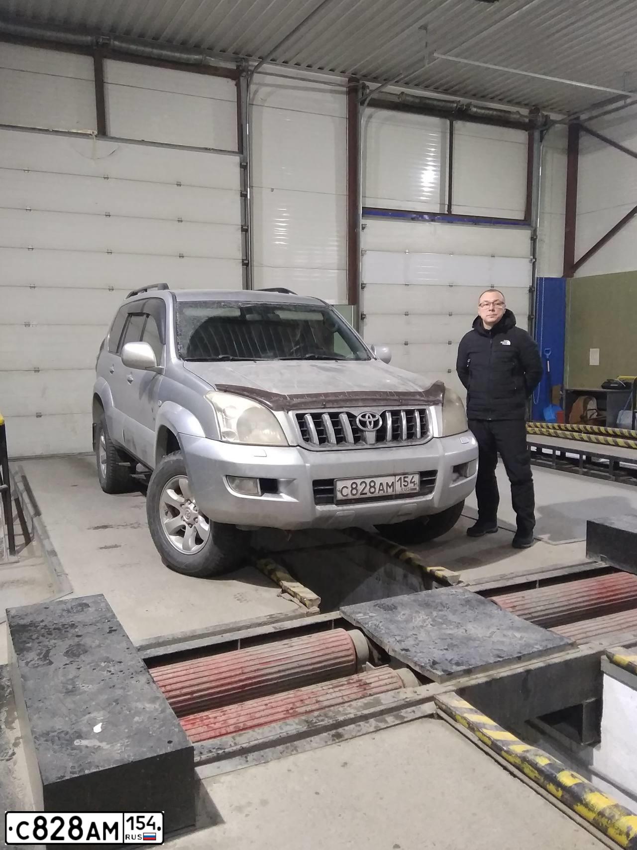 Фото автомобиля TOYOTA LANDCRUISER, 2005 — госномер С828АМ154. Цвет: СЕРЕБРИСТЫЙ