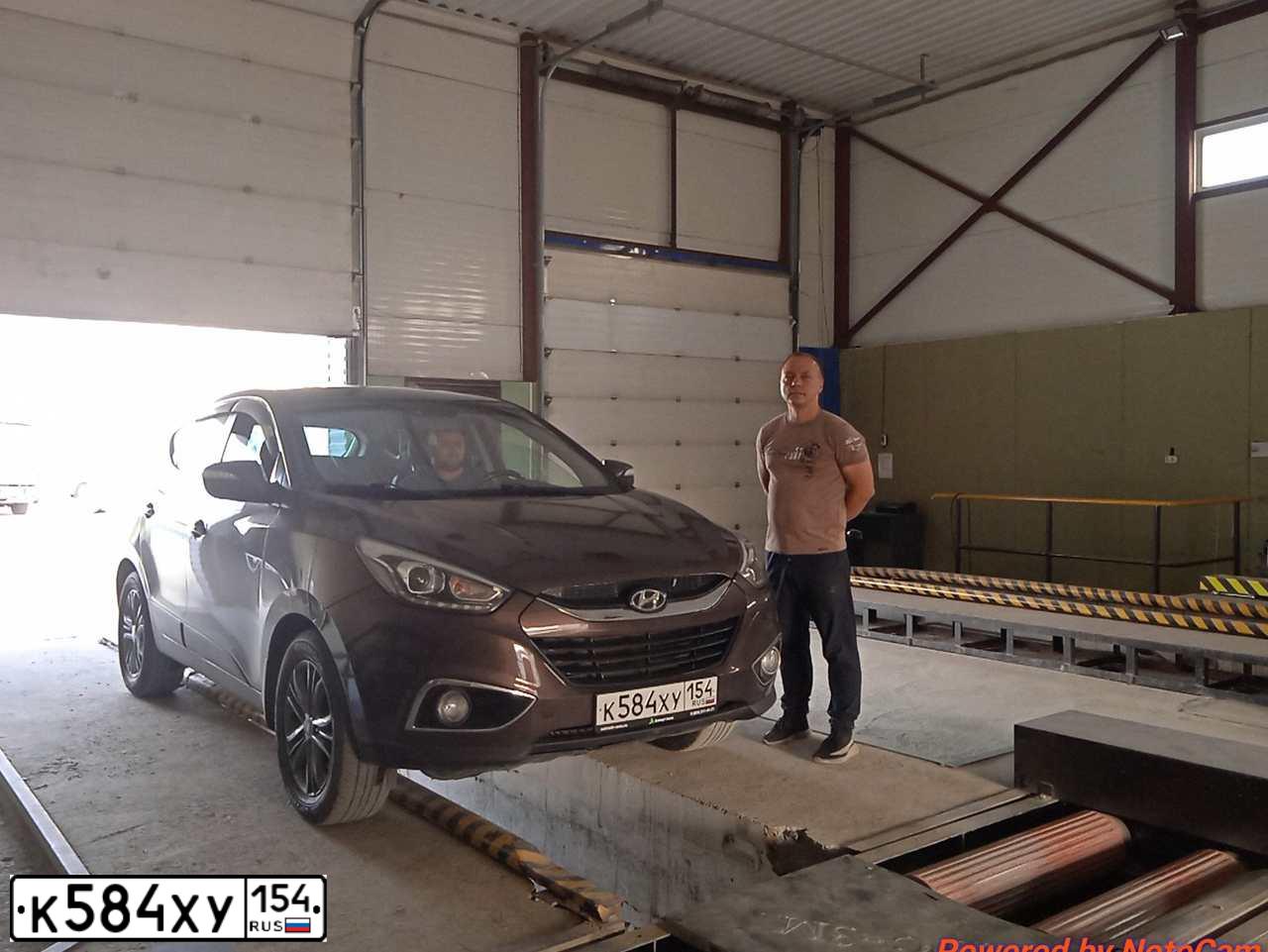 Фото автомобиля HYUNDAI IX35, 2014 — госномер М816УО154. Цвет: Коричневый